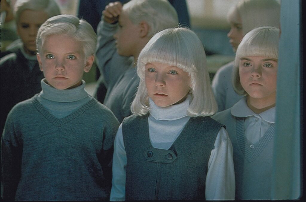 Die Kinder mit ihren weißen Haaren und blauen Augen, in weiß-blau gekleidet, stehen zusammen - Das Dorf der Verdammten.