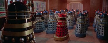 An Bord des Raumschiffs versammeln sich die Dalek, um instuiert zu werden und in den Krieg zu ziehen - Dr. Who: Die Invasion der Dalek auf der Erde 2150 n. Chr.