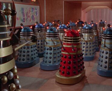 An Bord des Raumschiffs versammeln sich die Dalek, um instuiert zu werden und in den Krieg zu ziehen - Dr. Who: Die Invasion der Dalek auf der Erde 2150 n. Chr.
