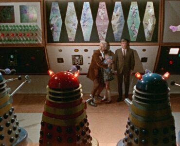 Dr. Who, Susan und Ian werden von den Daleks in ihrer Basis bedrohlich umzingelt - Dr. Who und die Daleks