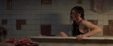Jacinda Barrett als Lisa erwacht entsetzt in einer Badewanne in Duestere Legenden 2.