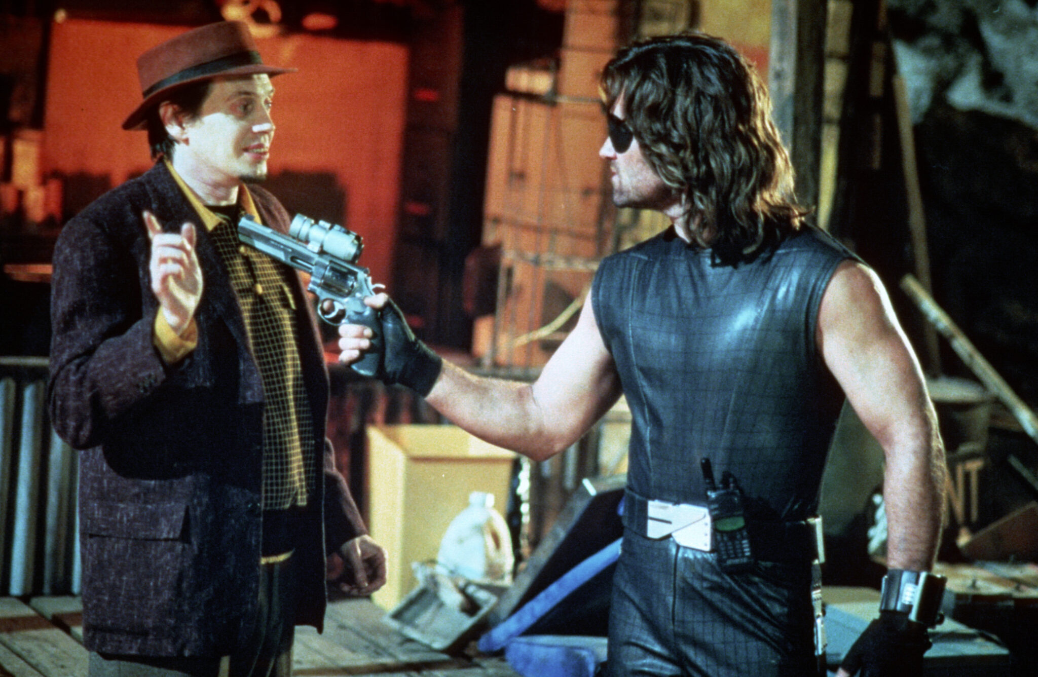 Auf dem Bild bedroht Snake den aufgeweckten Eddie mit einer Waffe - Flucht aus L.A.