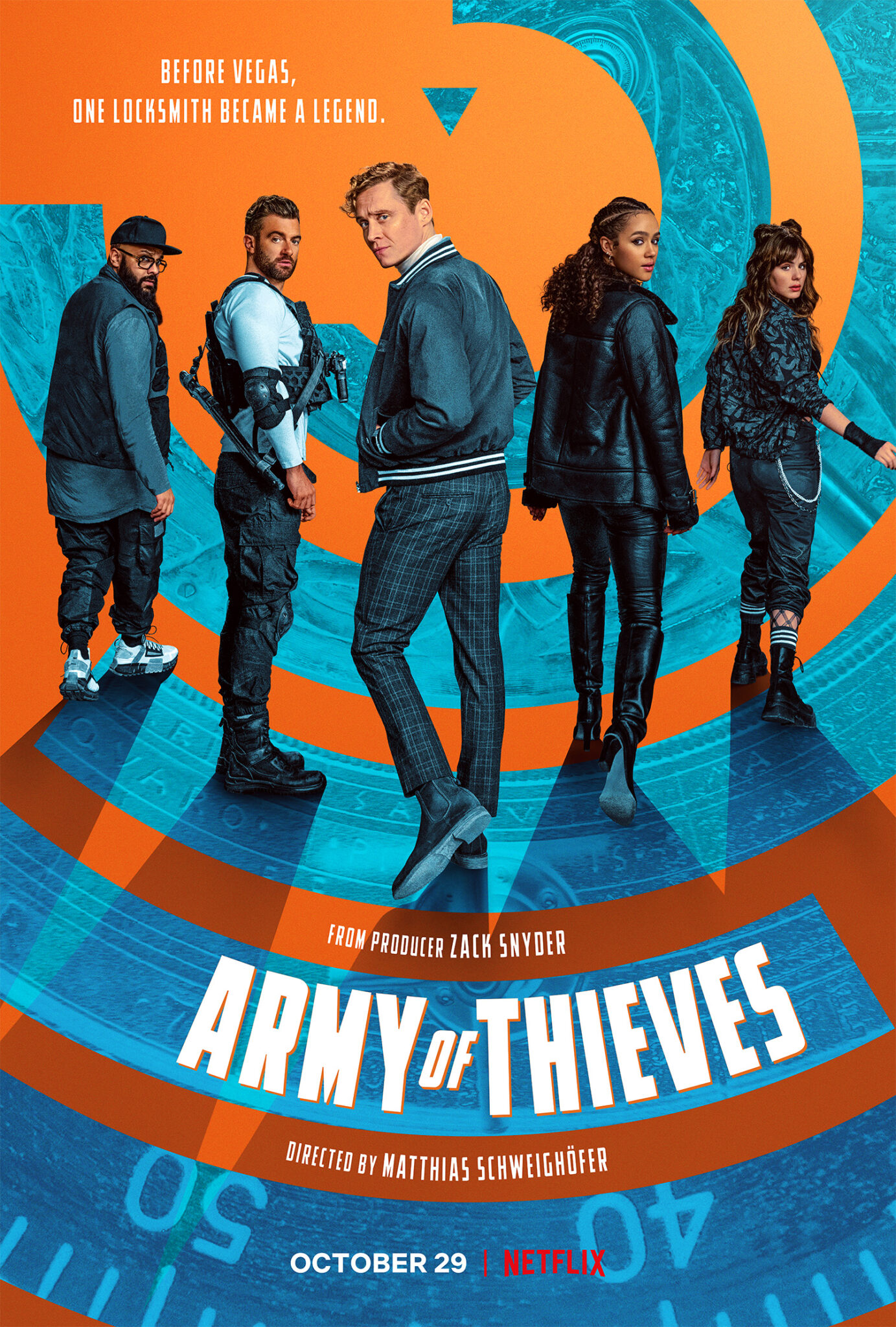 Das Plakat zu Army of Thieves zeigt die Mitglieder der Diebesbande vor einem blau-orangefarbenen Hintergrund, der einen stilisierten Safe darstellen soll.