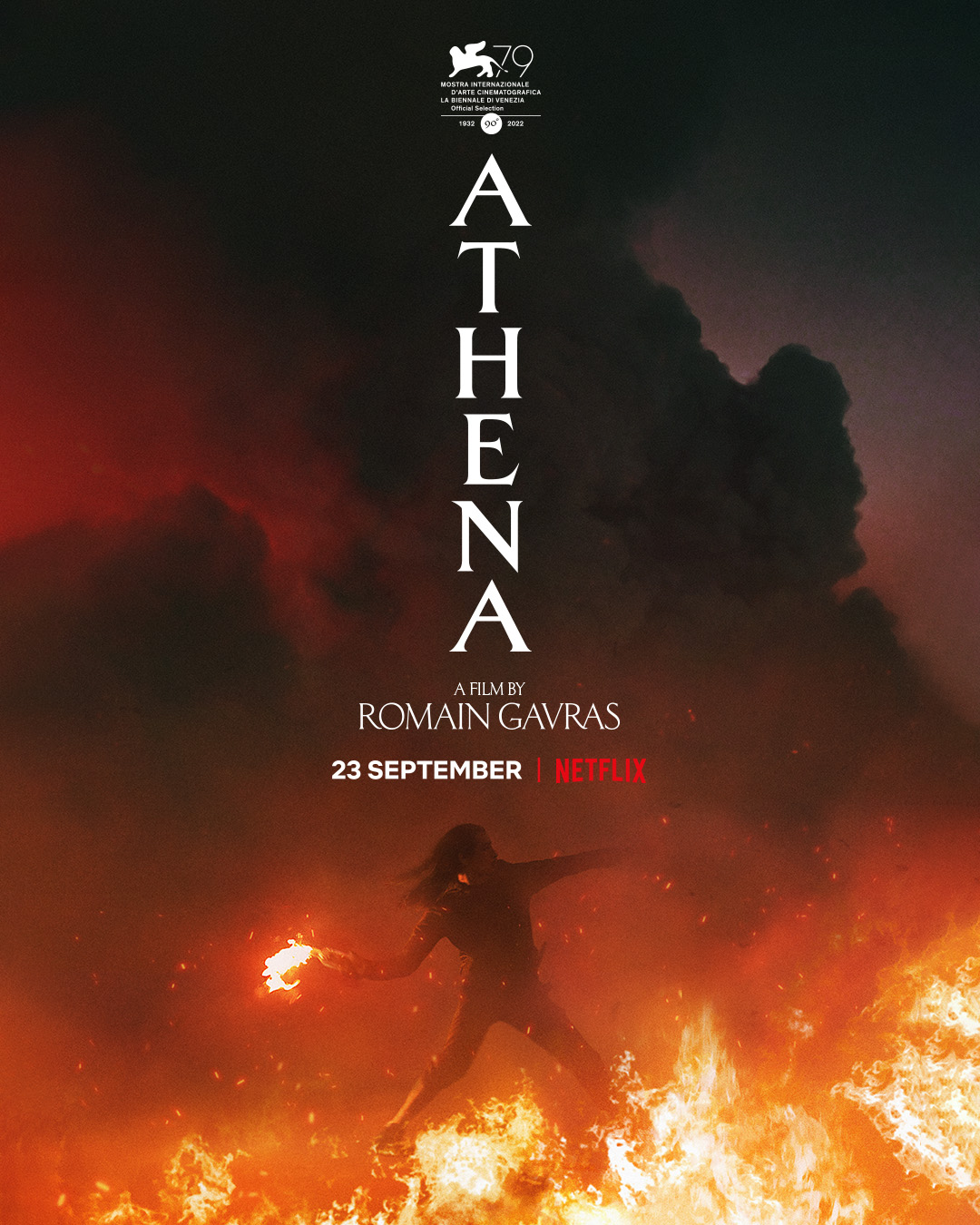 Das Poster zu Athena zeigt den Titel und einen Mann mit Molotowcocktail bereit zum Abwurf in Flammen.