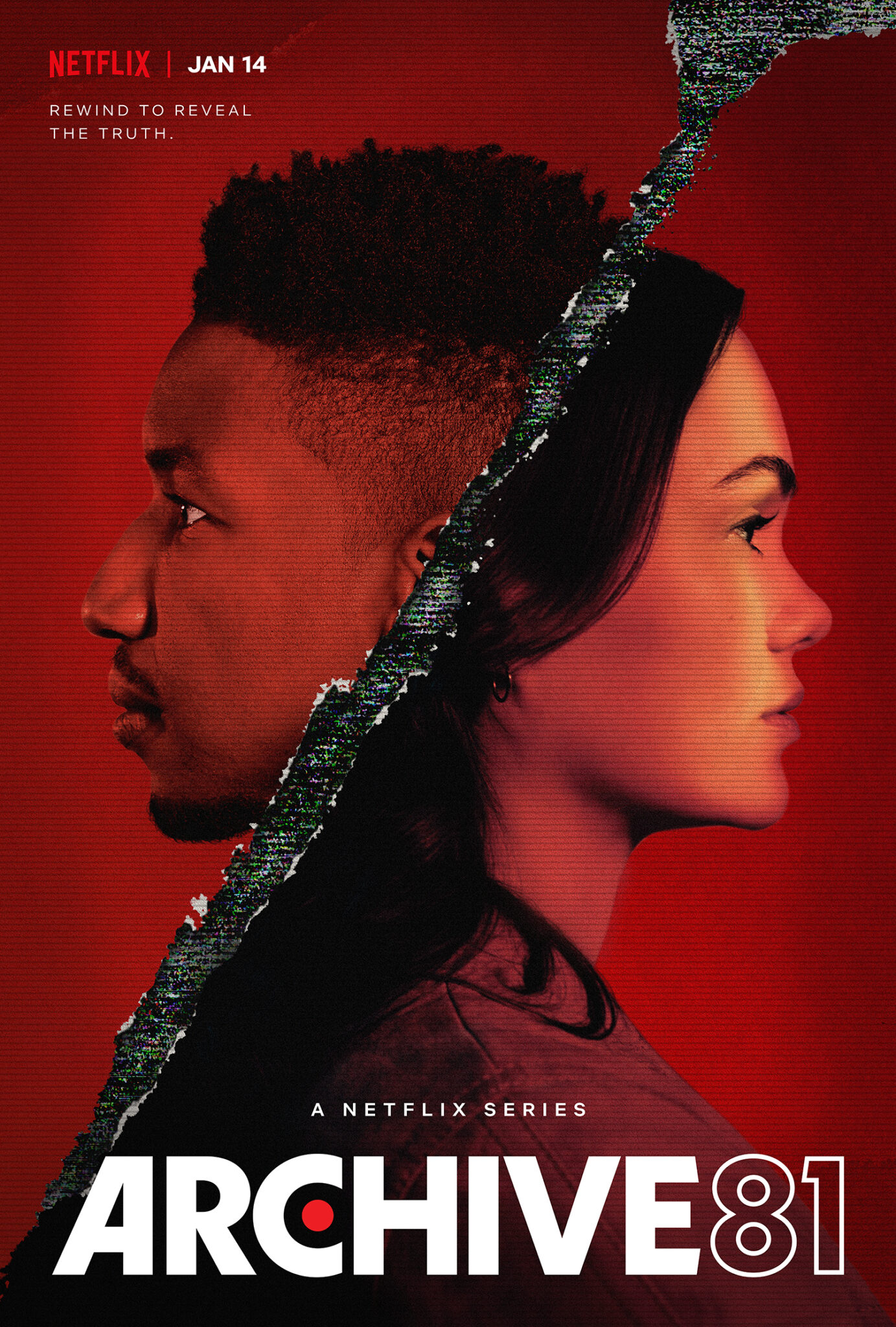 Poster zur Netflix Serie Archive 81 zeigt durch eine Trennlinie unterteilt die Köpfe eines Mannes links und einer Frau rechts. Unten in Großbuchstaben den Titel.