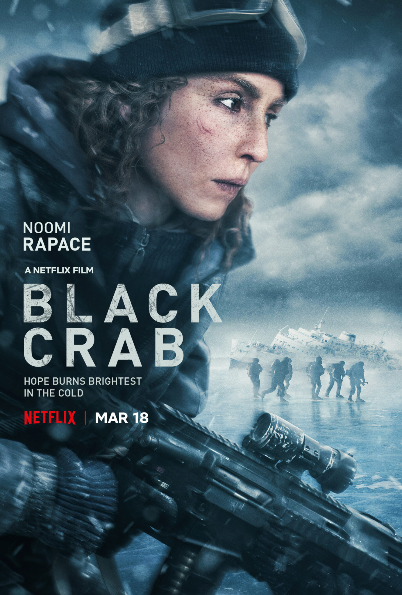 Das englische Poster zu Operation Schwarze Krabbe zeigt die Protagonistin in groß im Vordergrund und hinter ihr den zugefrorenen See, auf dem sechs Personen zu sehen sind. Ganz hinten sieht man ein gekentertes Schiff im Eis.