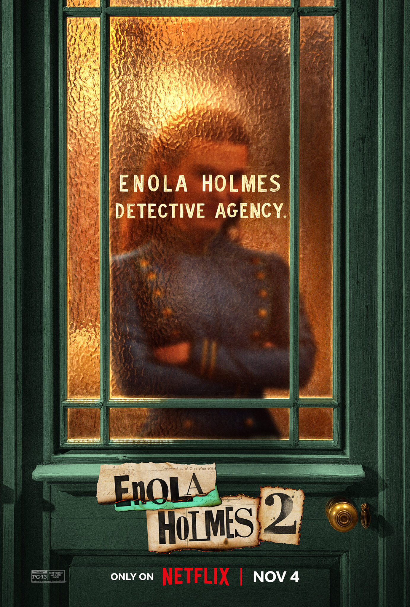 Das Poster zu Enola Holmes 2 zeigt die Protagonistin hinter einer Glastür mit verschränkten Armen.