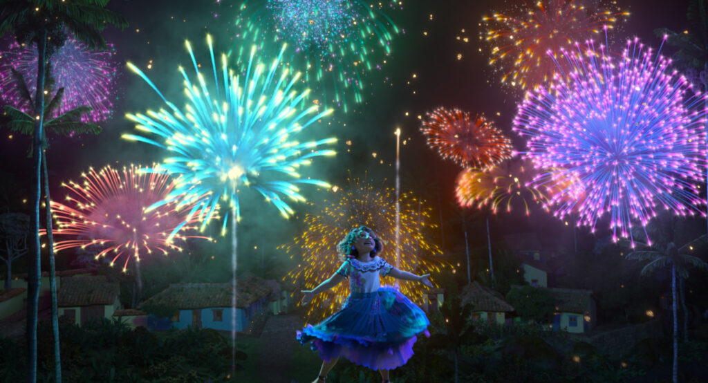 Mirabel tanzt schwungvoll in Encanto, während im Hintergrund ein Feuerwerk stattfindet.