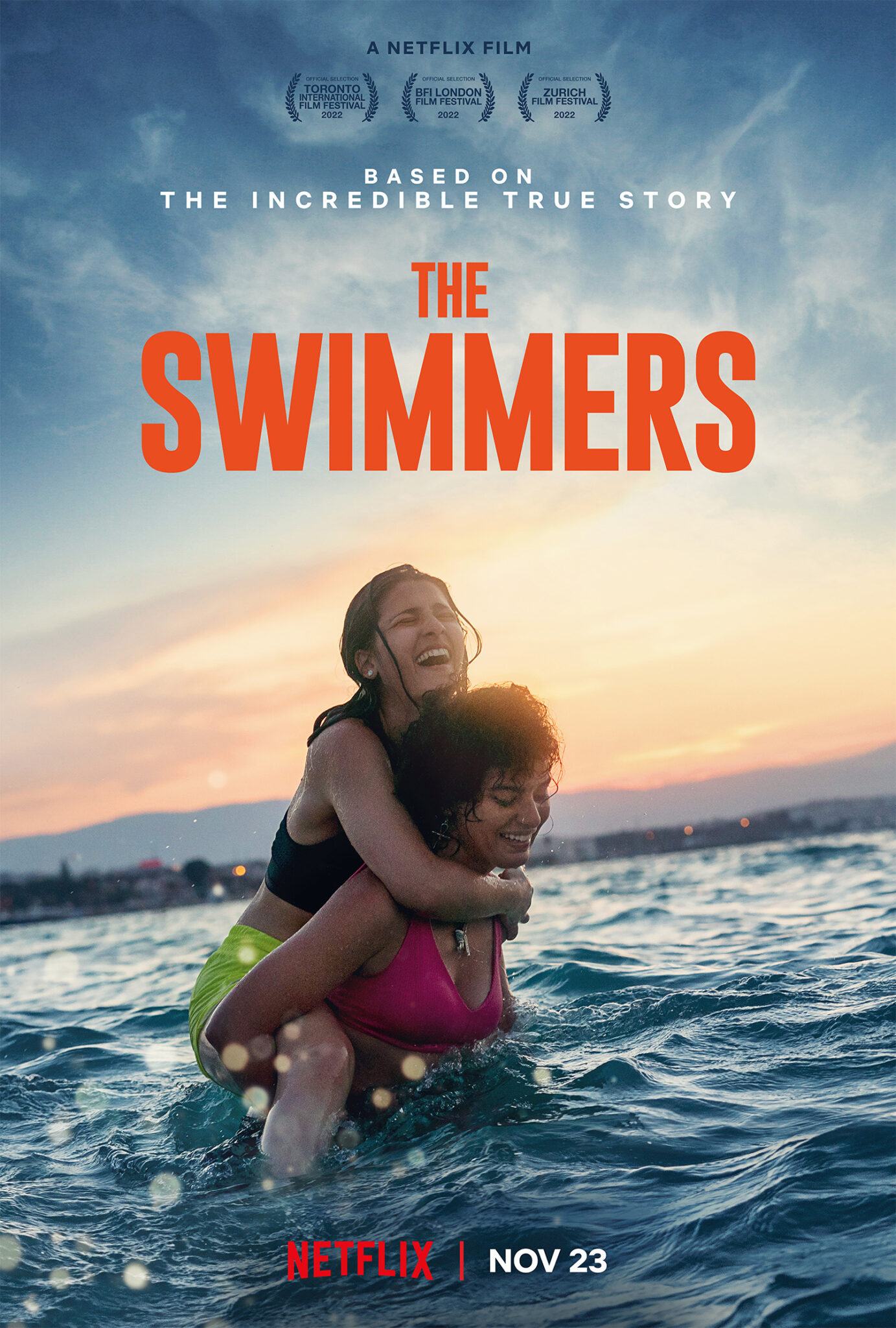 Das Plakat zu Die Schwimmerinnen. Die Schwestern sind im Wasser - Yusra ist auf dem Rücken ihrer Schwester Sara. | Die Schwimmerinnen