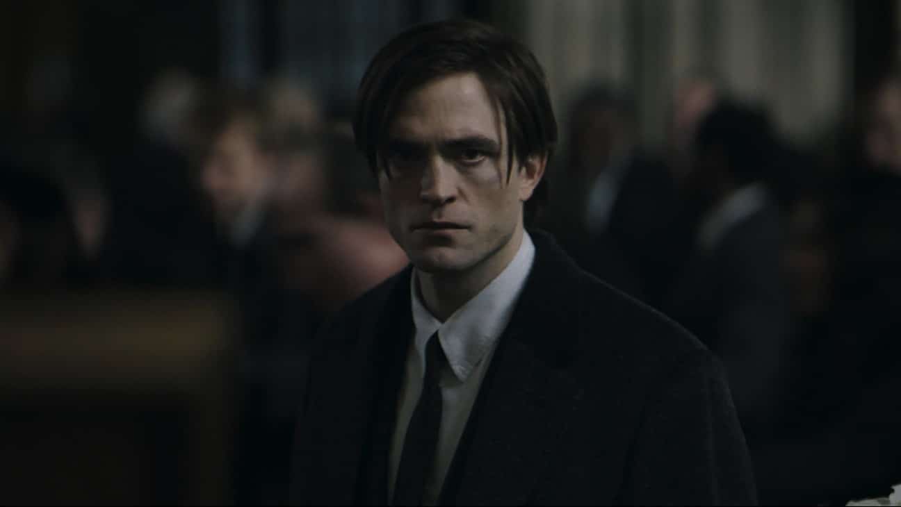 Bruce Wayne (Robert Pattinson) mit düsterer Miene im Anzug mit schwarzer Krawatte