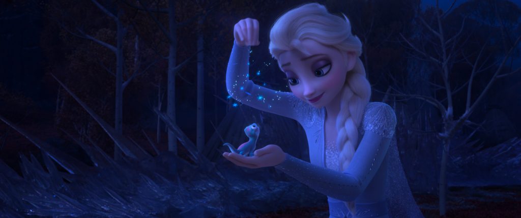 Elsa kühlt in "Die Eiskönigin 2" mit ihren magischen Kräften ein merkwürdiges Wesen