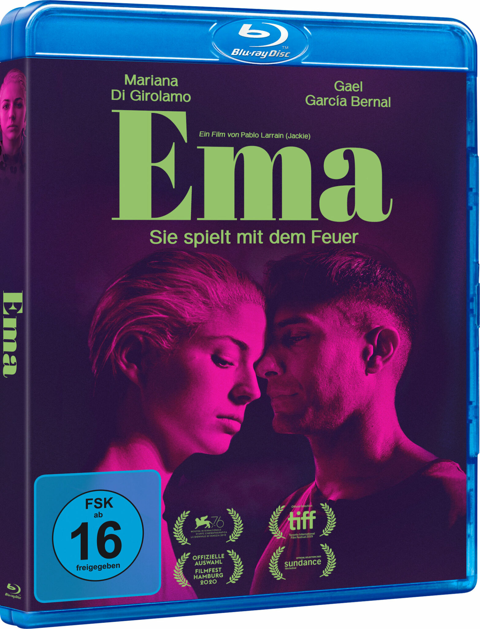 Das Blu-ray-Cover von Ema zeigt die Protagonistin, gespielt von Mariana Di Girolamo gemeinsam mit Gastón (Gael Garcia Bernal) getaucht in lila-pinke Farbe. Der Titel ist in grüner Schrift gehalten.