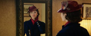 Mary Poppins betrachtet sich verzückt im Spiegel