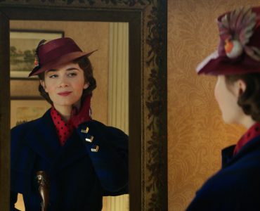 Mary Poppins betrachtet sich verzückt im Spiegel