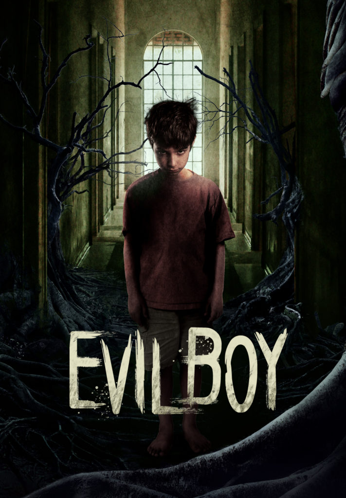 Das Plakat zu Evil Boy zeigt Sevastian Bugaev in der Rolle des bösen Jungen in einem langen, schmalen, gothisch anmutenden Gang vor dem Hintergund eines hellen Fensters von Ästen umrankt.