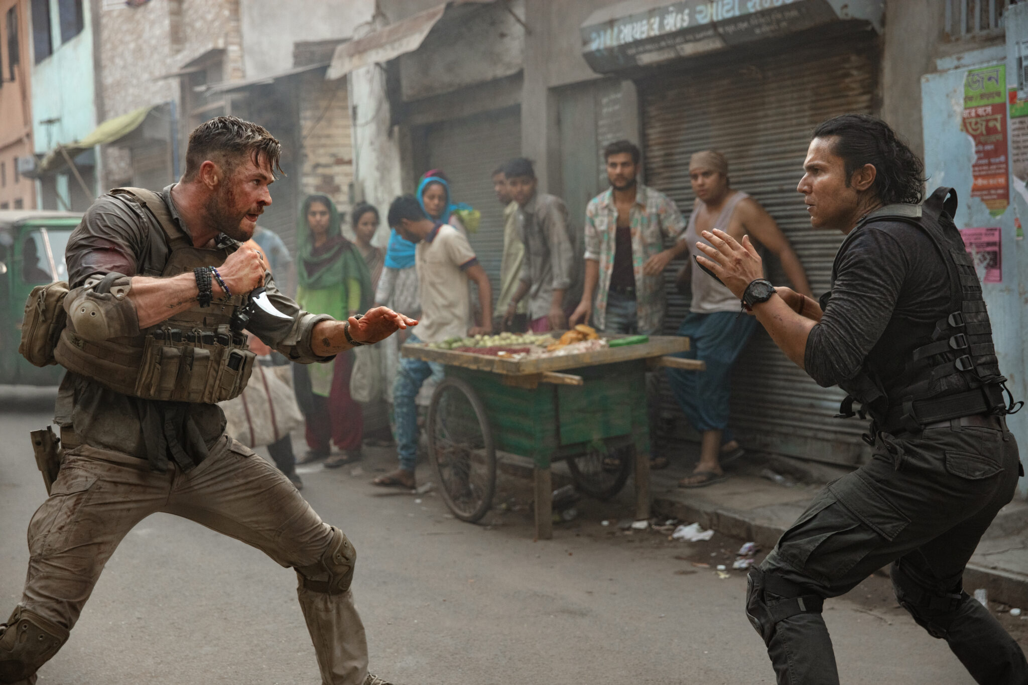 Chris Hemsworth auf offener Straße im Mann-Gegen-Mann-Kampf. Actionfilme Tipps