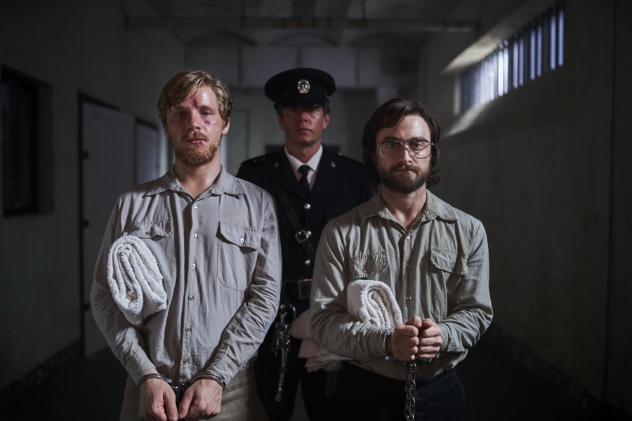 Daniel Radcliffe und Daniel Webber werden in Flucht aus Pretoria als Gefangene, an den Händen gefesselt ins Gefängnis gebracht.