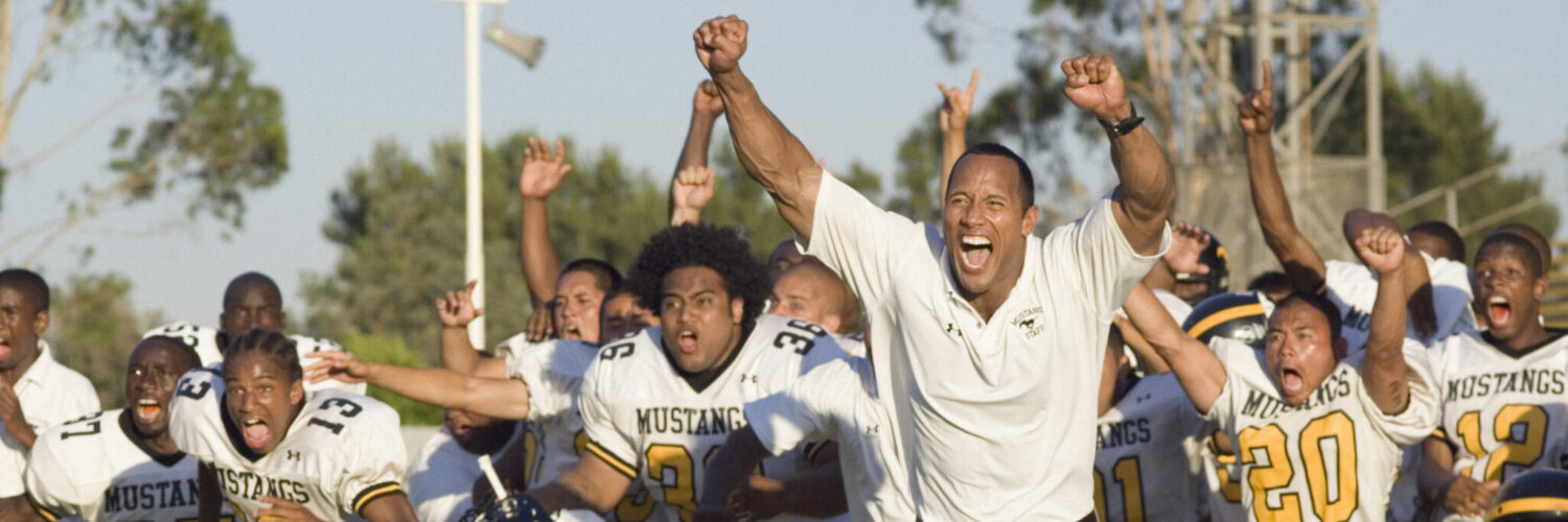 Football Filme: Sean Porter (Dwayne Johnson) bejubelt mit seiner Mannschaft einen Sieg im Footballfilm "Spiel auf Bewährung".
