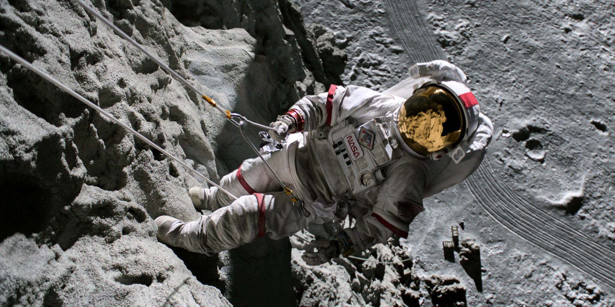 Ein Astronaut in voller Montur seilt sich von einem Felsen ab. Serien 2022 - Die Fortsetzungen