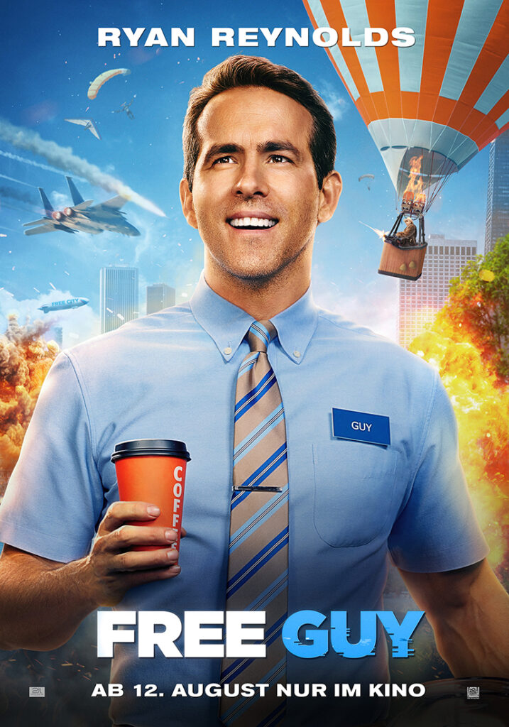 Das deutsche Filmplakat zu "Free Guy" zeigt Ryan Reynolds in seiner Rolle als Guy. Dieser trägt ein hellblaues Hemd mit Krawatte und Namensschild und hält in seiner rechten Hand einen Kaffeebecher. Er lächelt zufrieden und unbekümmert, während im Hintergrund Explosionen zu sehen sind. - Free Guy-Podcast