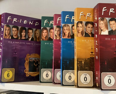 Auf dem Bild sind die zehn einzelnen Staffel der Serie Friends zu sehen. - Die zehn besten Friends Gastauftritte