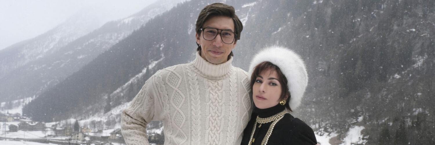 Adam Driver und Lady Gaga posieren als das Ehepaar Gucci auf einer Terasse vor den verschneiten Bergen - House of Gucci