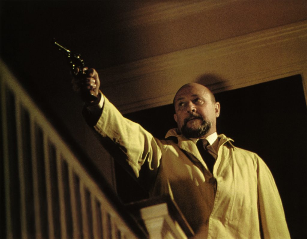 Dr. Loomis legt mit dem Revolver im dunklen Haus an - Halloween - Die Nacht des Grauens