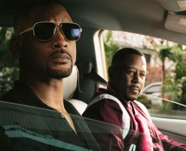 Will Smith und Martin Lawrence schauen aus einem Auto. Es wird sicher einer der erfolgreichsten Filme 2020: Bad Boys III