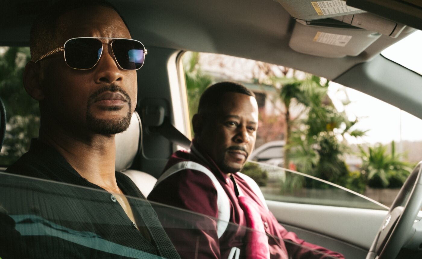 Will Smith und Martin Lawrence schauen aus einem Auto. Es wird sicher einer der erfolgreichsten Filme 2020: Bad Boys III