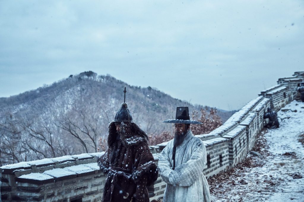General Lee Shi-baek (Park Hee-seon, links) und Minister Kim Sang-hun (Kim Yoon-seok, rechts) schreiten die Mauer der Festung Namhansanseong entlang ©Koch Films