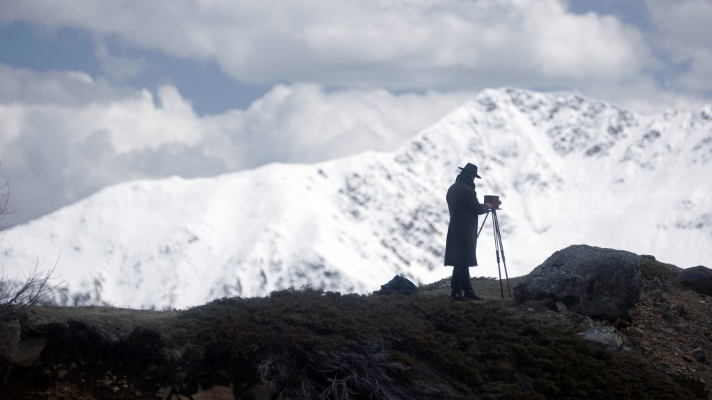 Greider (Sam-Riley) vor einem der vielen beeindruckenden Bergpanoramen © X Verleih AG