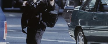 De Niro und Val Kilmer mit Gewehren bewaffnet in den Straßen von Los Angeles in Heat © 2016 Twentieth Century Fox Home Entertainment