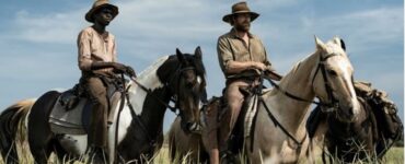 Hoch zu Pferd reiten Simon Baker und Jacob Junior Nayinggul auf der Jagd nach den Aufständischen durch das Outback in High Ground - Der Kopfgeldjäger