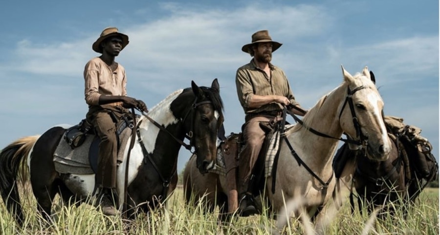 Hoch zu Pferd reiten Simon Baker und Jacob Junior Nayinggul auf der Jagd nach den Aufständischen durch das Outback in High Ground - Der Kopfgeldjäger