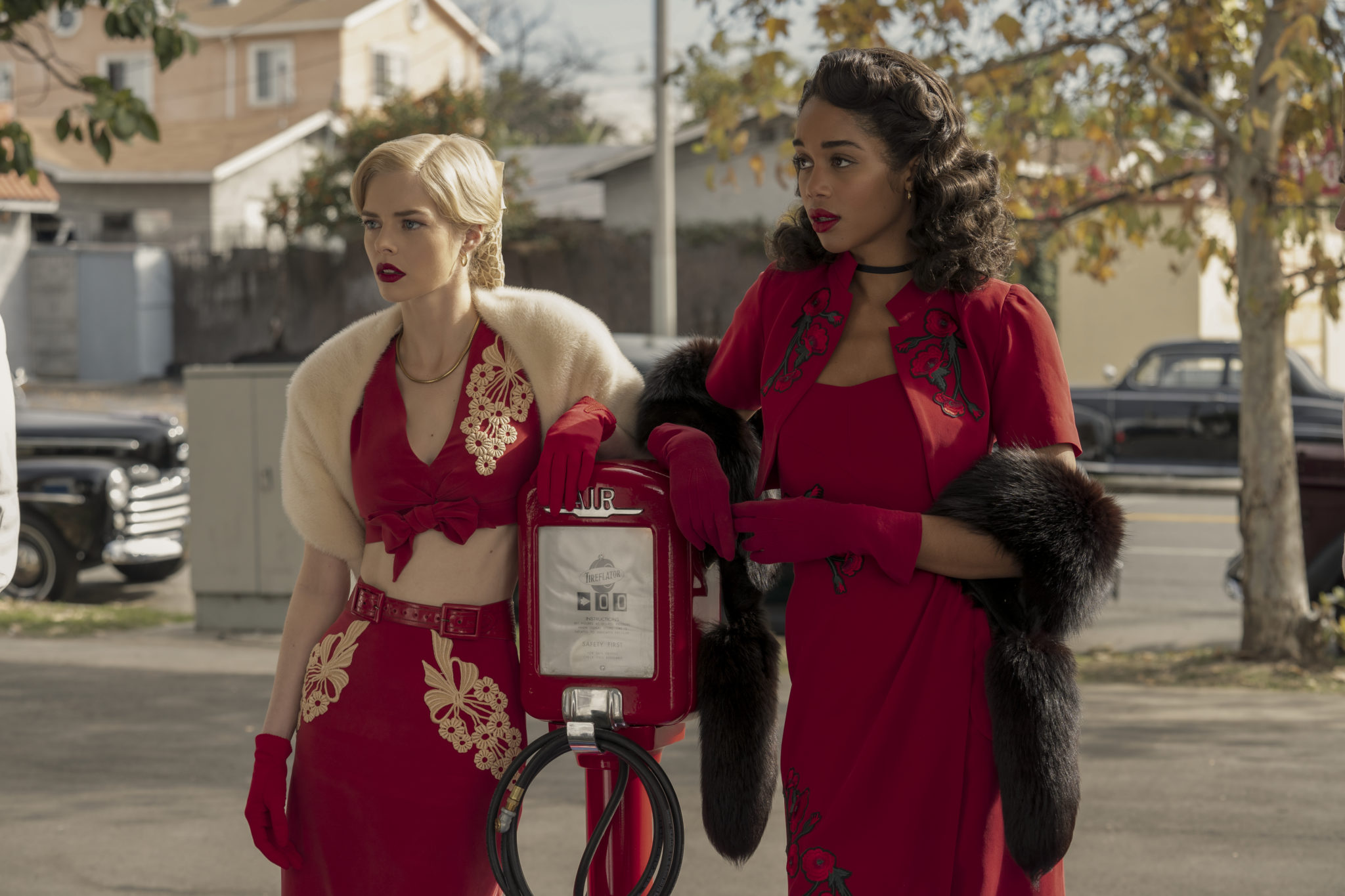 Die zwei angehende Schauspielerinnen Claire und Camille stehen zusammen auf einem Parkplatz in Hollywood