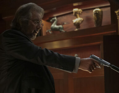 Al Pacino bedroht in Hunters als Meyer Hoffman jemanden mit einer Pistole - Neu bei Prime im Januar 2023