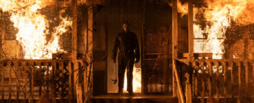 Michael Myers hat überlebt und schreitet aus dem brennenden Haus.