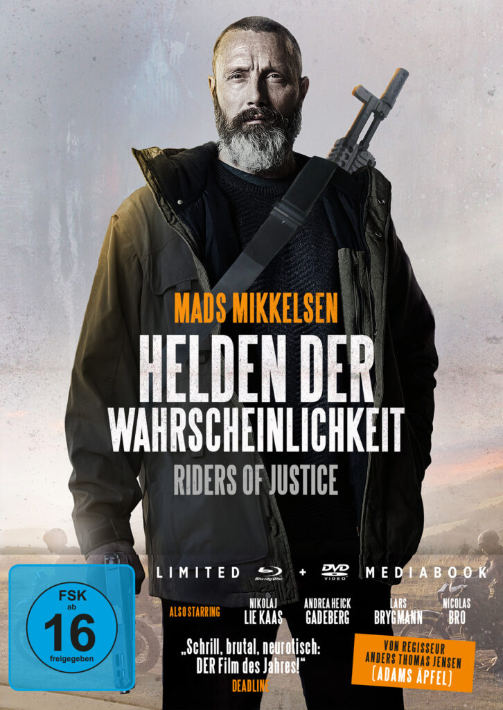 Auf dem deutschen Mediabook-Cover zu "Helden der Wahrscheinlichkeit" ist Mads Mikkelsen zu sehen. Dieser hat die Haare kurz geschoren wie ein Soldat, einen grauen Rauschebart und blickt grimmig auf die Betrachter:innen. Hinter seinem Rücken sieht man die Spitze eines Maschinengewehrs und in seiner rechten Hand erkennt man hinter dem FSK16-Zeichen eine Handfeuerwaffe.