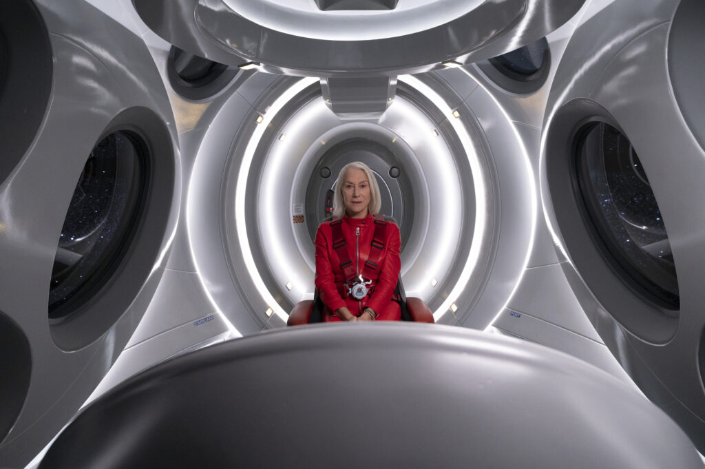 Helen Mirren sitzt in einem weiß-grauen, futuristischen Raumschiff-Cockpit in Solos - Neu bei Prime im Juni 2021