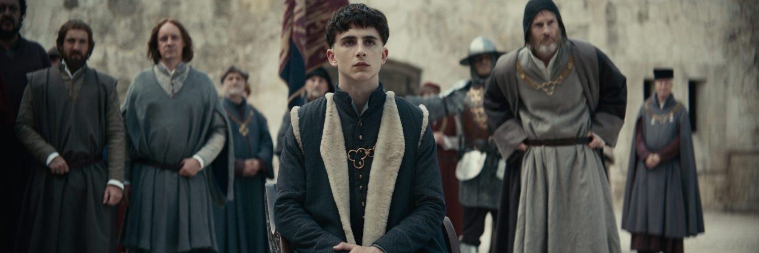Henry V. (Timothée Chalamet) ist gerade frisch gekrönt und muss schwere Entscheidungen treffen in The King © 2019 Netflix
