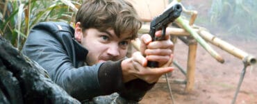 Jack (Emile Hirsch) zielt mit seiner Pistole aus einem Versteck
