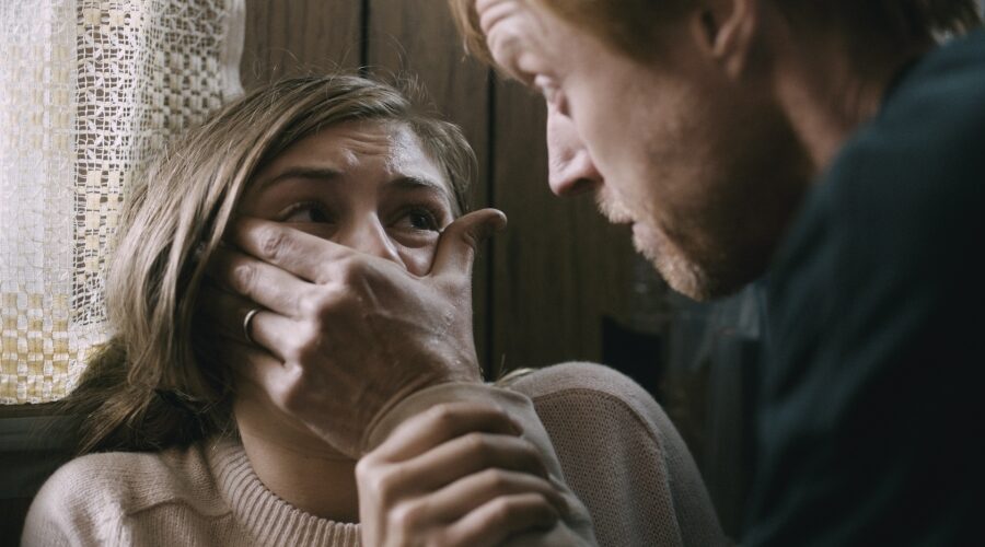 Der Schauspielerin Hemione Corfield wird in einer Szene in Hunter's Creek der Mund zugehalten.