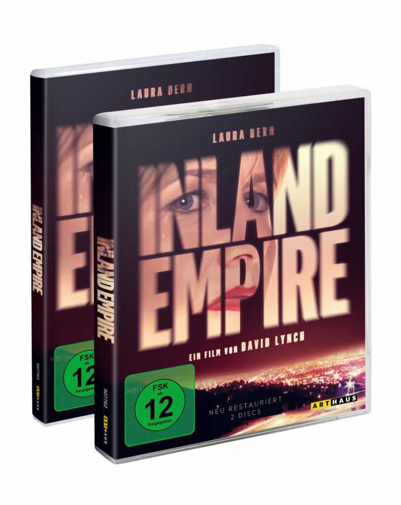 Zwei Hüllen von Inland Empire, das DVD Cover hinter dem kleineren Blu Ray Cover, sind auf dem Bild zu erkennen. Über dem Titel steht der Name der Hauptdarstellerin, Laura Seen, und ihm Titel ist ihr Gesicht wiederzufinden. Darunter steht "Ein Film von David Lynch" über einer Aufnahme von Los Angeles.