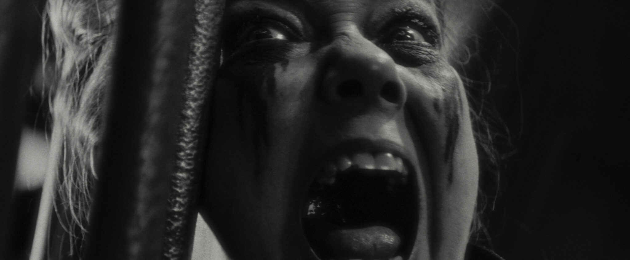 Harriet Sansom Harris als Verussa - Close Up in schwarzweiß