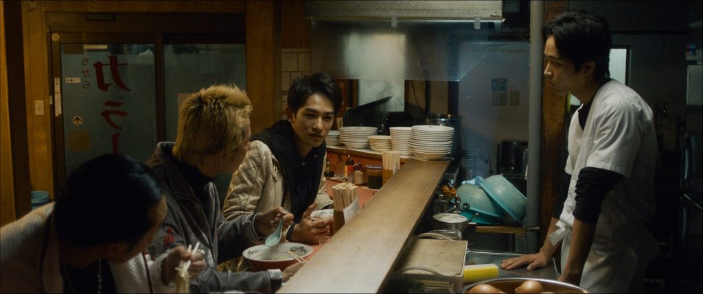 Takeru trifft zwei zwielichtige Gestalten in einer Bar in Jam
