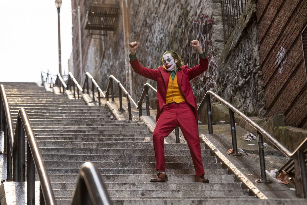 Joaquin Phoenix als Joker tanzt auf einer Trepp