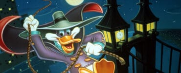 Darkwing Duck ist einer der Helden unter den Kinderserien der 90er. Der Held schwingt sich hier an einem Seil durch die dunkle Nacht.