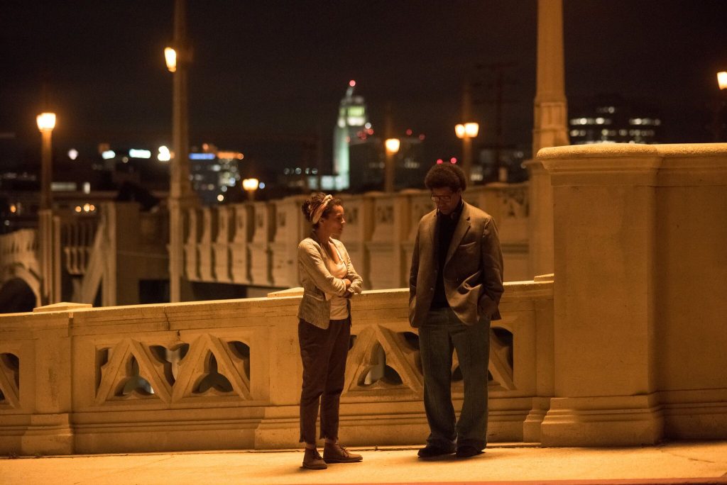 Eines der langatmigen Gespräche zwischen Roman (Denzel Washington) und Maya (Carmen Ejogo) ©2018 Sony Pictures Home Entertainment
