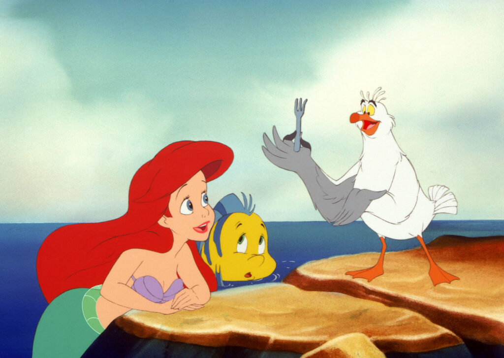 Fasziniert hören Arielle und Fabius der Möwe zu - Filme von Disney.