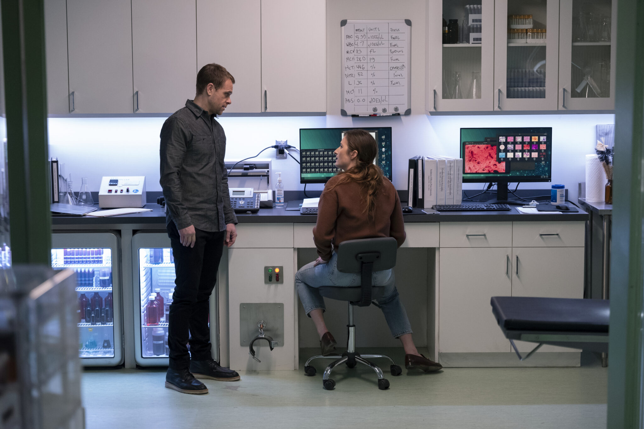 Nick Stahl als Matthew und Grace Gummer als Claire Logan in einem Laborraum. Let the Right One in